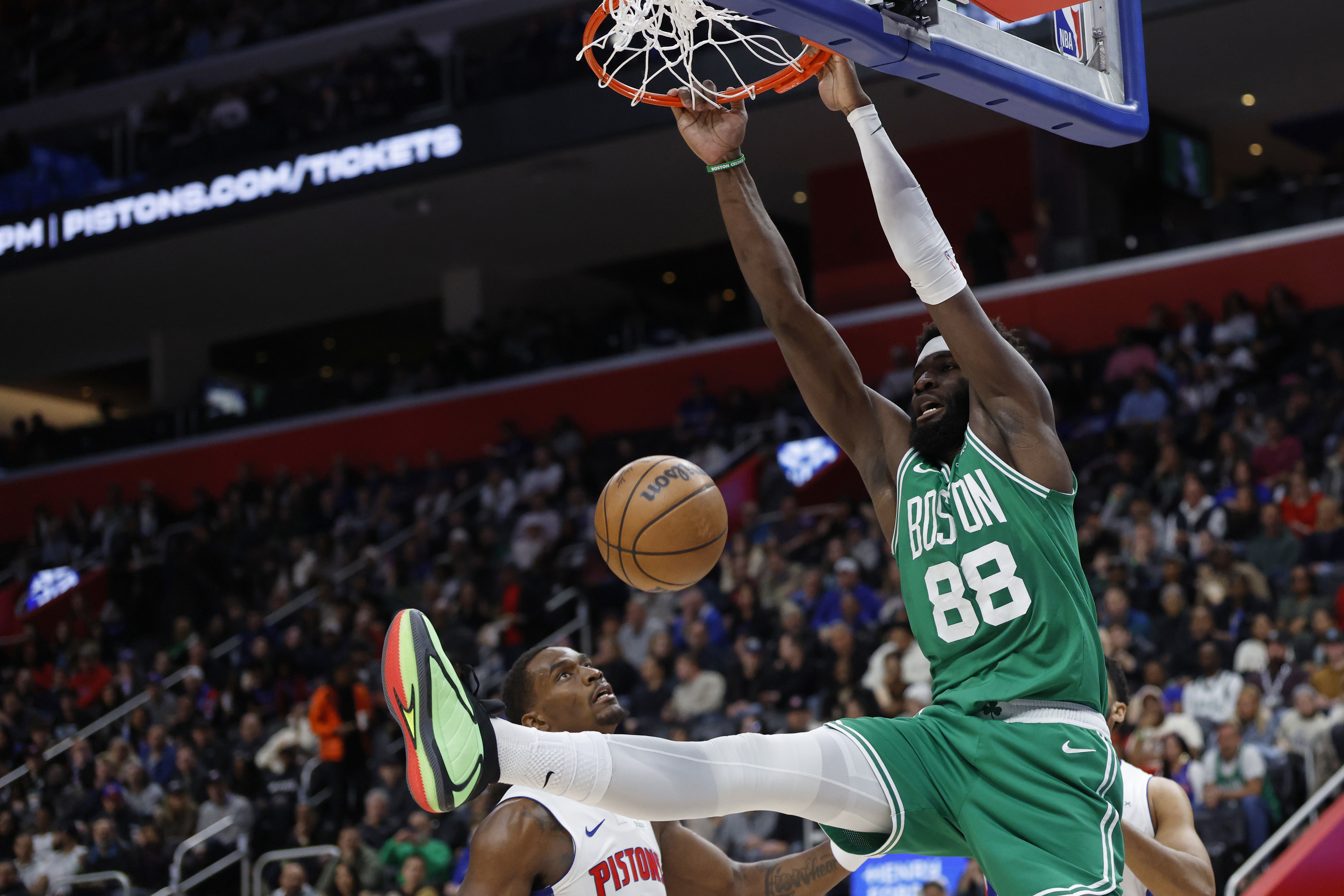 开元体育-5帽！杰伦·布朗：护筐方面我们很依赖科塔 希望他继续保持这表现