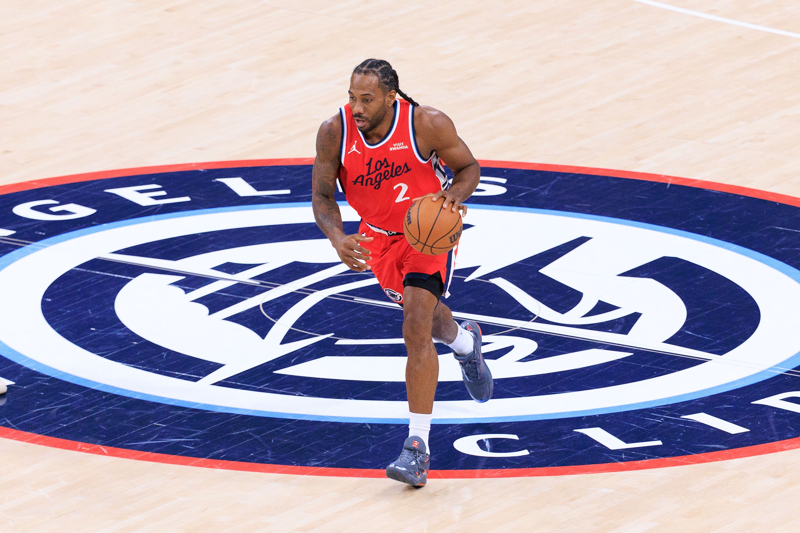 开元体育-连续20+听牌！伦纳德半场10中6拿下19分2板1助